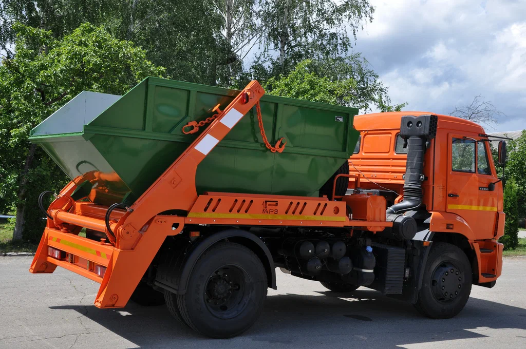 Заказ бункеровоза для вывоза мусора и отходов в Твери в октябре