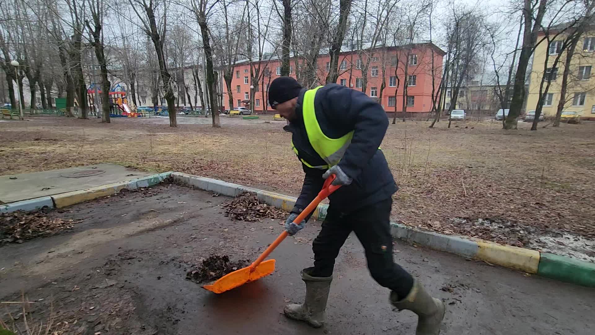 Уборка территорий в Твери в октябре