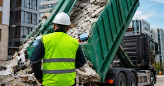 Вывоз строительного мусора в Твери: услуги лицензированной компании — ПроМусор